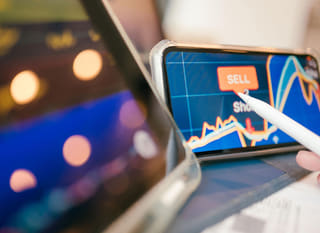 Trader de múltiplos mercados analisando opções de Bitcoin, Ethereum e forex